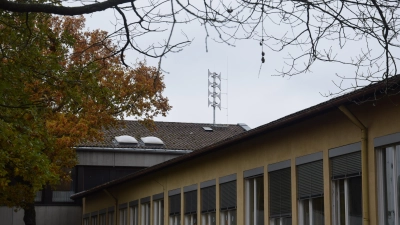 Insgesamt 21 Katastrophenschutz-Sirenen sind über das Ansbacher Stadtgebiet verteilt. Eine davon wurde auf dem Dach der Waldschule in Meinhardswinden installiert. (Foto: Florian Schwab)