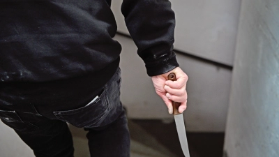 Das Schwurgericht ist überzeugt, dass Ibrahim B. – wie die Person auf diesem gestellten Bild – ein Messer bei der Tat dabeihatte. Ob und wie er es einsetzte, konnte ihm nicht nachgewiesen werden. (Symbolfoto: Anna Beigel)