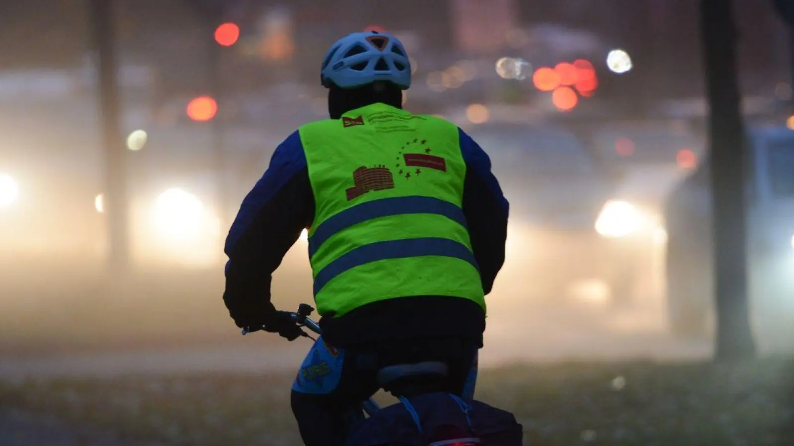 Sicherheit geht vor: Mit einer einfachen Warnweste können Radfahrer ihre Sichtbarkeit im Straßenverkehr um ein Vielfaches erhöhen. (Foto: Arne Dedert/dpa/dpa-tmn)