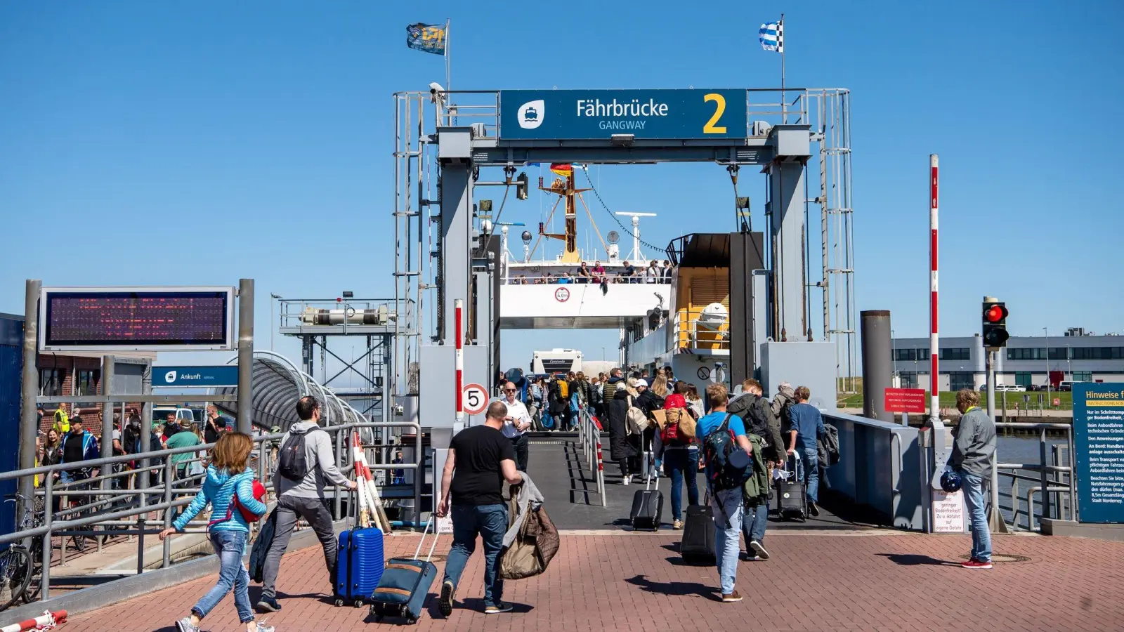 Fährbetriebe an der Nordseeküste in Schleswig-Holstein und Niedersachsen erwarten zu den anstehenden Feiertagen viele Urlauber und planen teils mehr Fährabfahrten ein. (Foto: Sina Schuldt/dpa)