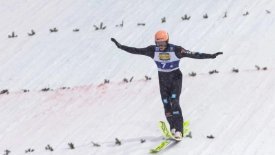 Skispringer Karl Geiger kam beim Weltcup in Titisee-Neustadt auf den fünften Rang. (Foto: Philipp von Ditfurth/dpa)