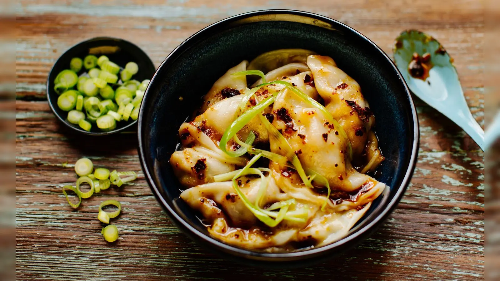 Der Teig für chinesische Wan-Tan ist sehr zart und dünn. Hier sind sie mit Schweinehackfleisch, Garnelen, Chinakohl, Shiitake-Pilzen und Ingwer gefüllt.  (Foto: asiastreetfood.com/dpa-tmn)