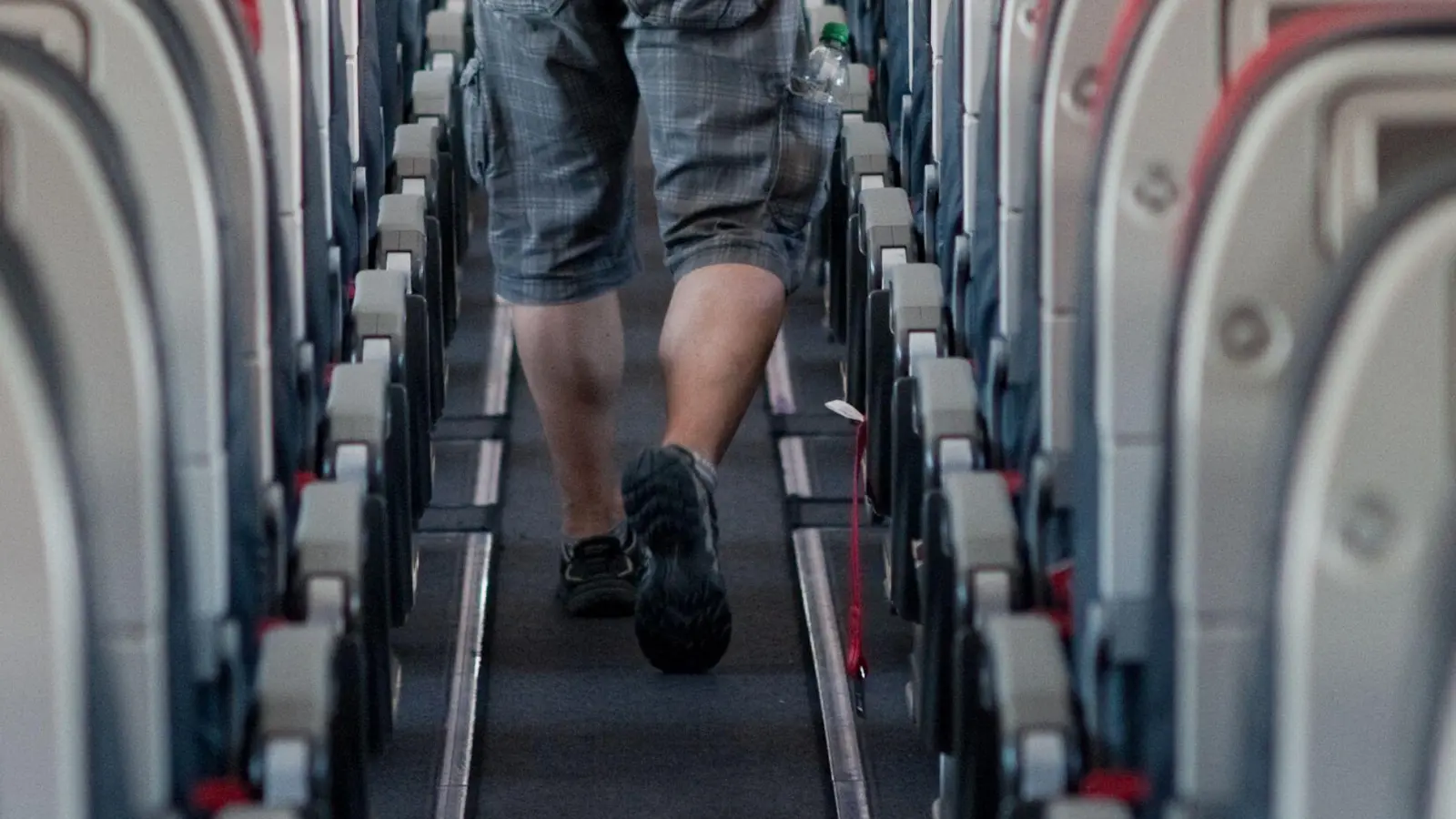 Einer Reisethrombose kann man mit ein paar kleinen Übungen vorbeugen. (Foto: Klaus-Dietmar Gabbert/dpa-tmn)