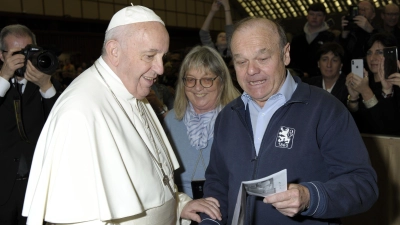 2020 blickte der Papst auf Artikel über seine Zeit in Rothenburg. Rechts im Bild ist Fritz Zinnecker. (Archivfoto: Löwen-Fanclub Hesselberg/Jutta Schnell)