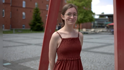 Lisa Holtz ist Eventorganisatorin für das Rabbit Radio der Hochschule Ansbach. Die 24-Jährige studiert im achten Semester an der Hochschule. Vier Semester davon engagiert sie sich schon im Radiosender. (Foto: Tizian Gerbing)