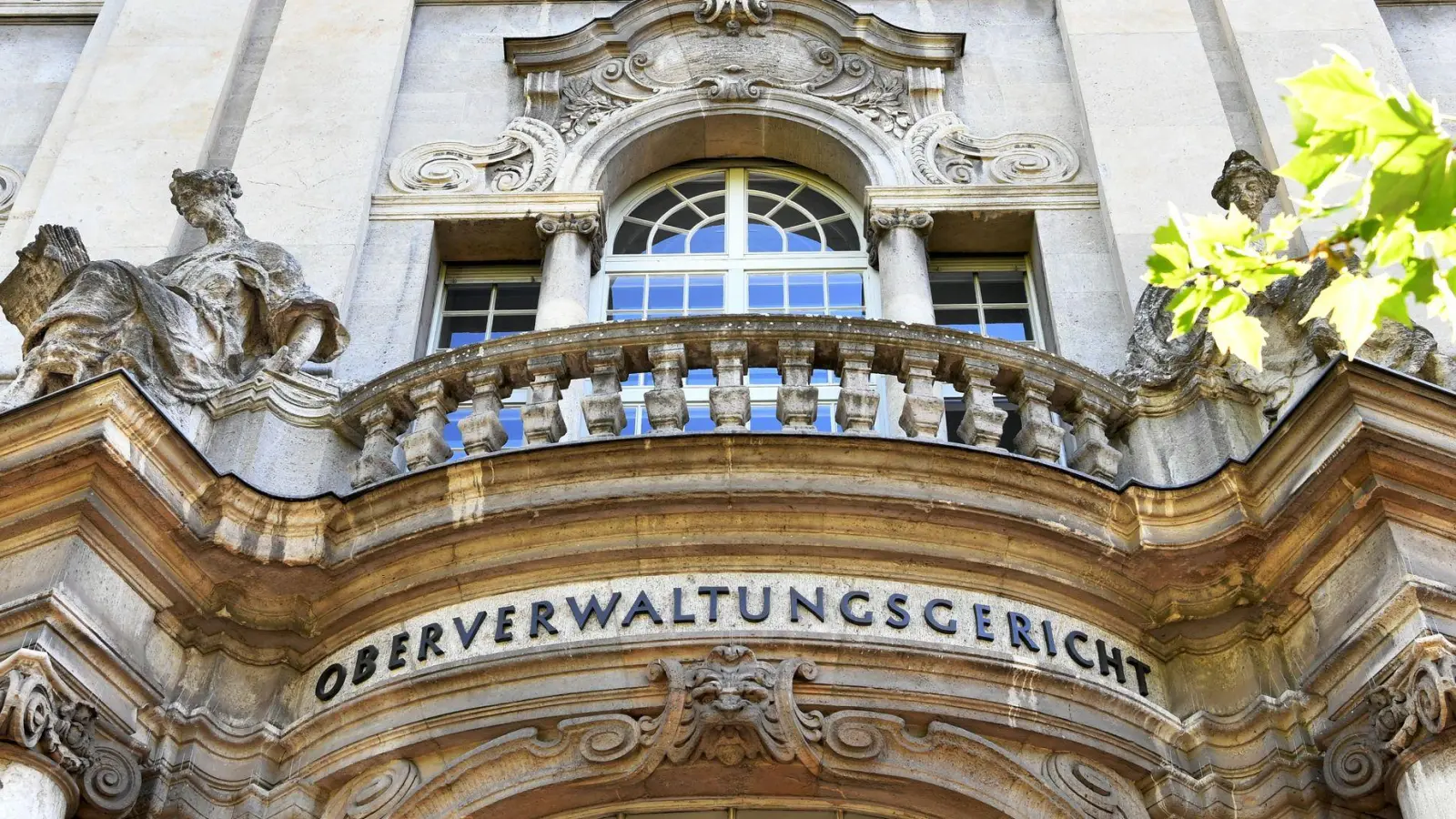 Bei der Berliner Justiz sind Dutzende Verfahren im Streit über die Visavergabe an Afghanen mit Aufnahmezusage eingegangen. (Symbolbild) (Foto: Paul Zinken/dpa)