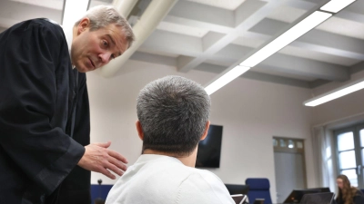 Der Angeklagte mit seinem Verteidiger Felix Dimpfl. (Archivbild) (Foto: Karl-Josef Hildenbrand/dpa)