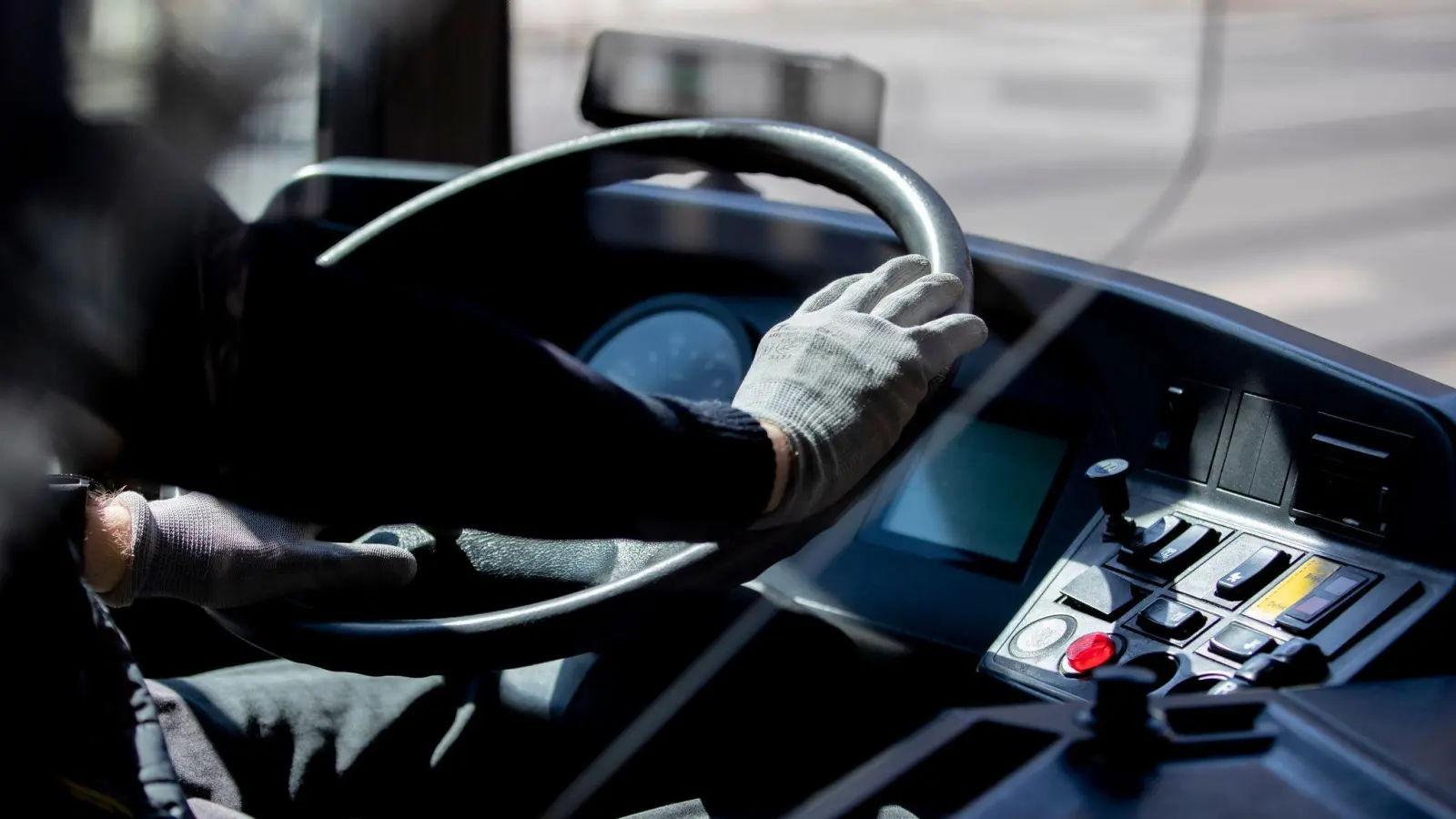 Zwei Busfahrer sind am Mittwoch im Schnelldorfer Ortsteil Hilpertsweiler aneinandergeraten. (Symbolbild: Christoph Soeder/dpa)
