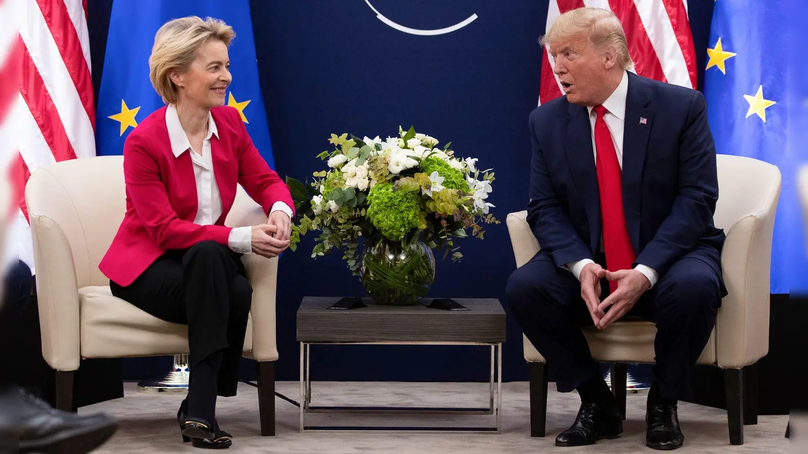 Ursula von der Leyen und Donald Trump. Die EU und USA verhandeln derzeit über neue Zollsätze für den transatlantischen Handel. (Archivbild)  (Foto: Evan Vucci/AP/dpa)