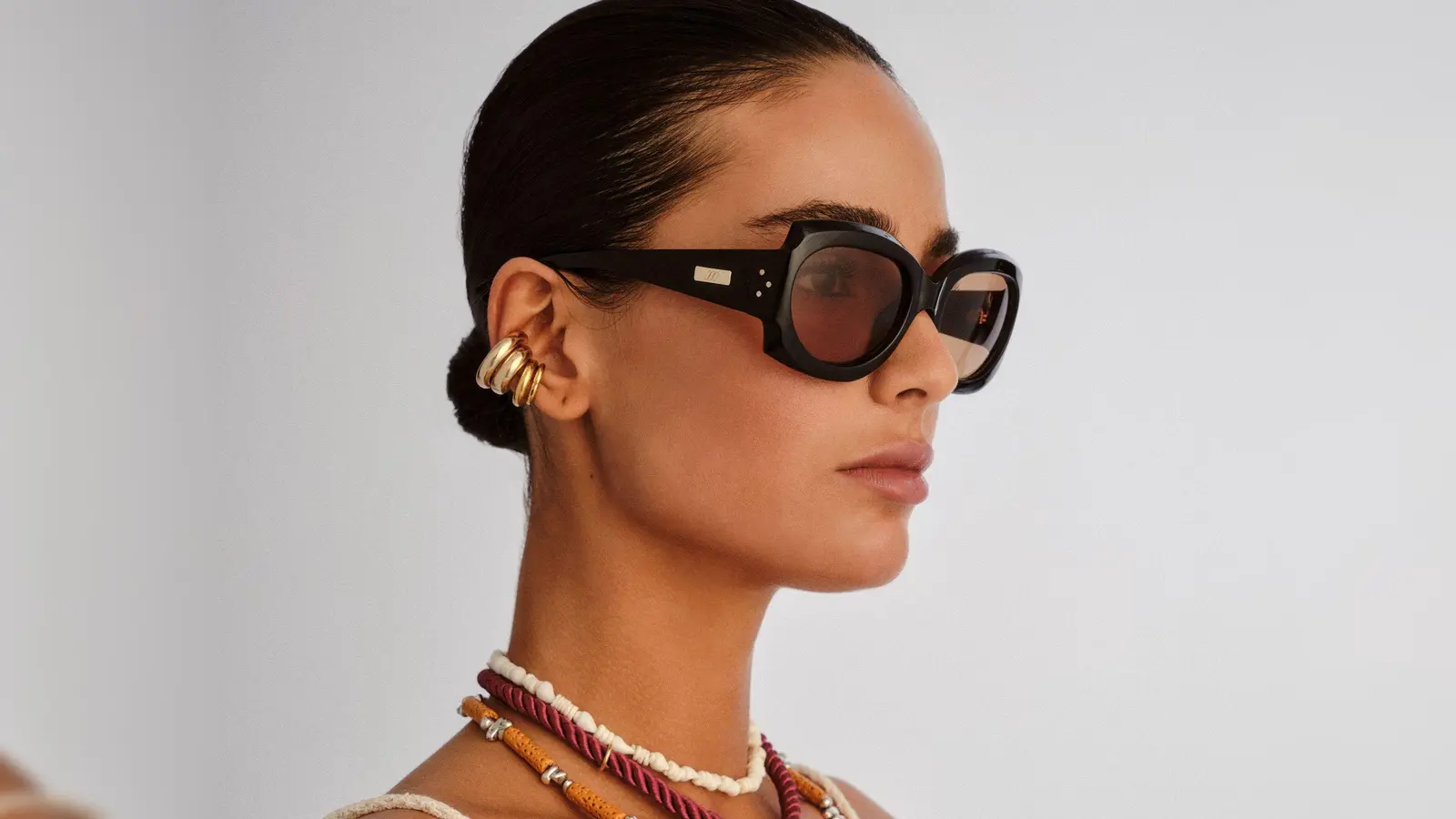 Jetzt angesagt bei Sonnenbrillen: Fassungen mit skulpturaler Anmutung. Hier ein Modell von Le Specs (ca. 80 Euro). (Foto: Le Specs/dpa-tmn)