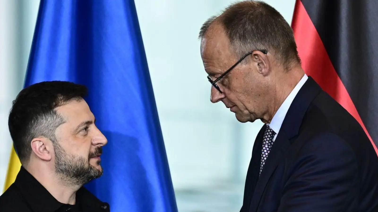 Kanzler Friedrich Merz (CDU, rechts) und der ukrainische Präsident Wolodymyr Selenskyj haben zu den Korruptionsermittlungen in Kiew ein Telefongespräch geführt. (Archivbild) (Foto: Fabian Sommer/dpa)