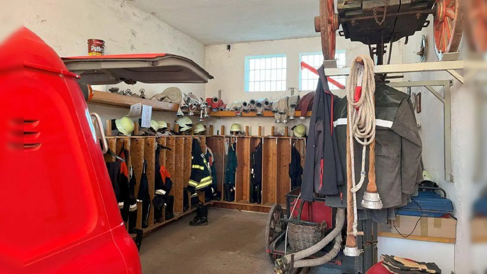 Entspricht in keinster Weise mehr aktuellen Standards und Richtlinien: Das Feuerwehr-Gerätehaus im Leutershäuser Stadtteil Neunkirchen. (Foto: Stadt Leutershausen)