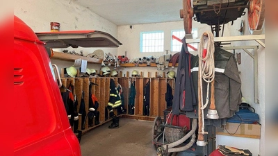 Entspricht in keinster Weise mehr aktuellen Standards und Richtlinien: Das Feuerwehr-Gerätehaus im Leutershäuser Stadtteil Neunkirchen. (Foto: Stadt Leutershausen)