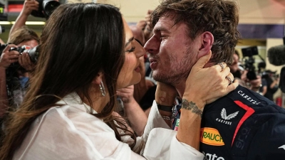 Die Belohnung für die Pole Position bekommt Max Verstappen von Freundin Kelly Piquet. (Foto: Fatima Shbair/AP/dpa)