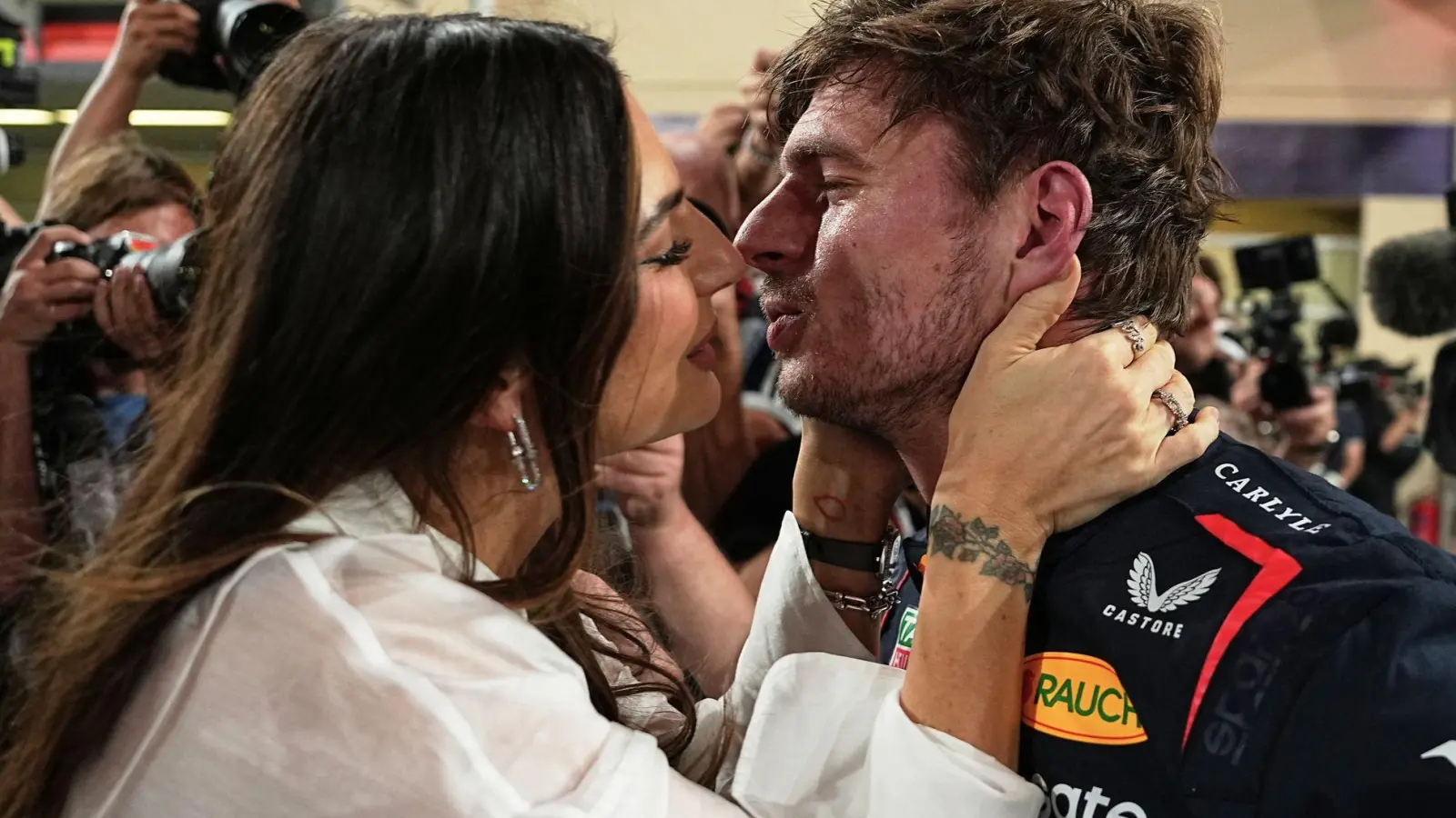 Die Belohnung für die Pole Position bekommt Max Verstappen von Freundin Kelly Piquet. (Foto: Fatima Shbair/AP/dpa)