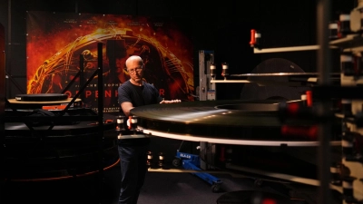 Die Vorführung des 70-mm-Imax-Films ist aufwendig. (Archivbild) (Foto: Petr David Josek/AP/dpa)