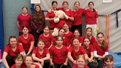 Die Teilnehmerinnen der Schillingsfürster Realschule versammeln sich gemeinsam als Team. (Foto: Eva Trump)