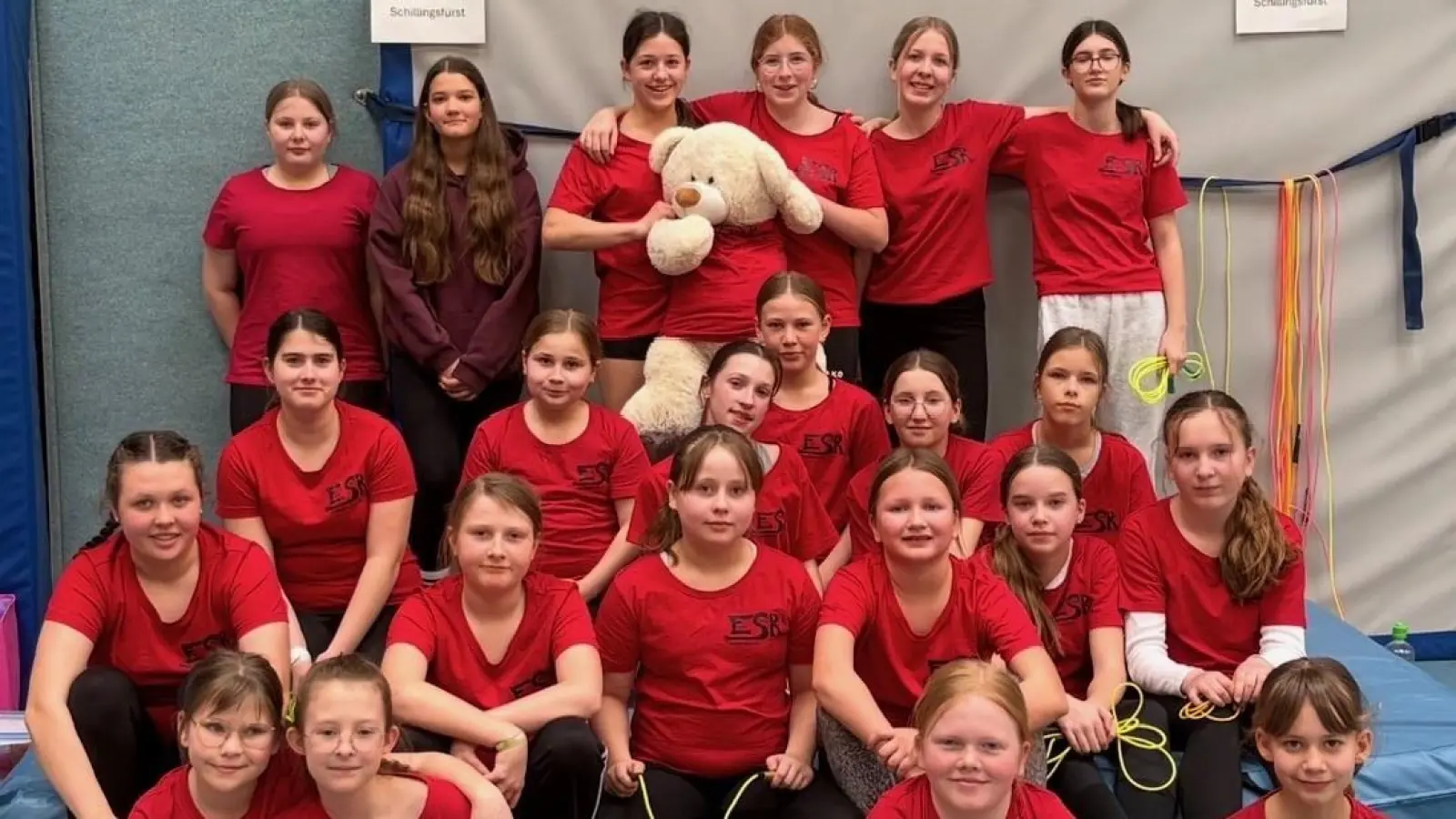 Die Teilnehmerinnen der Schillingsfürster Realschule versammeln sich gemeinsam als Team. (Foto: Eva Trump)