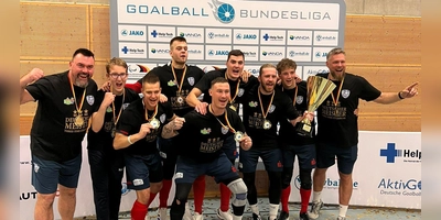 Der nächste Titel: Die Hansa-Goalballer mit Fabian Diehm (3. von rechts) und Thomas Steiger (vorne in der Mitte). (Foto: Steffen Diehm)