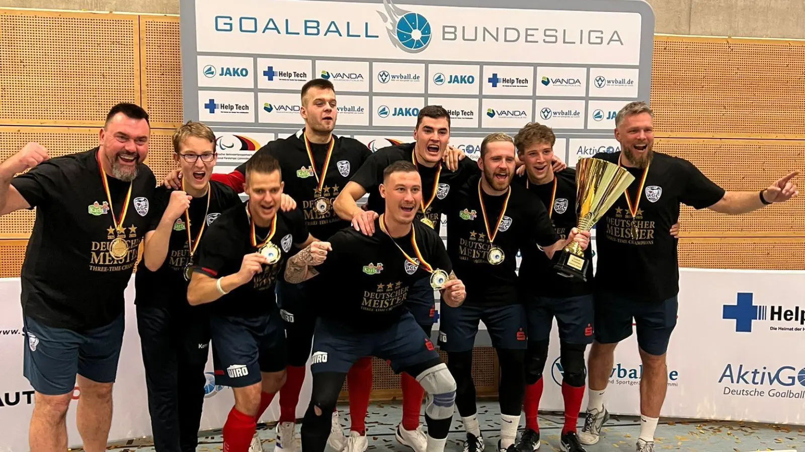 Der nächste Titel: Die Hansa-Goalballer mit Fabian Diehm (3. von rechts) und Thomas Steiger (vorne in der Mitte). (Foto: Steffen Diehm)