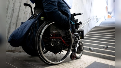 Fast die Hälfte der Bahnhöfe in Bayern ist nicht barrierefrei. (Symbolbild) (Foto: Sven Hoppe/dpa)