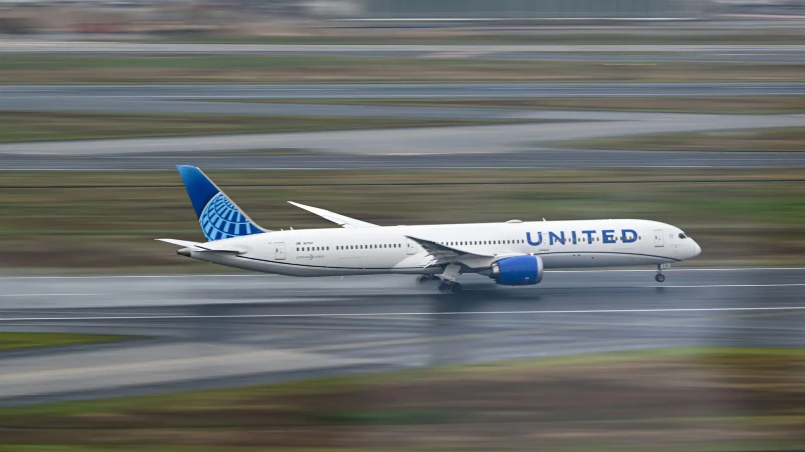 United Airlines muss die Gewinnprognose für dieses Jahr reduzieren. (Archivbild) (Foto: Arne Dedert/dpa)