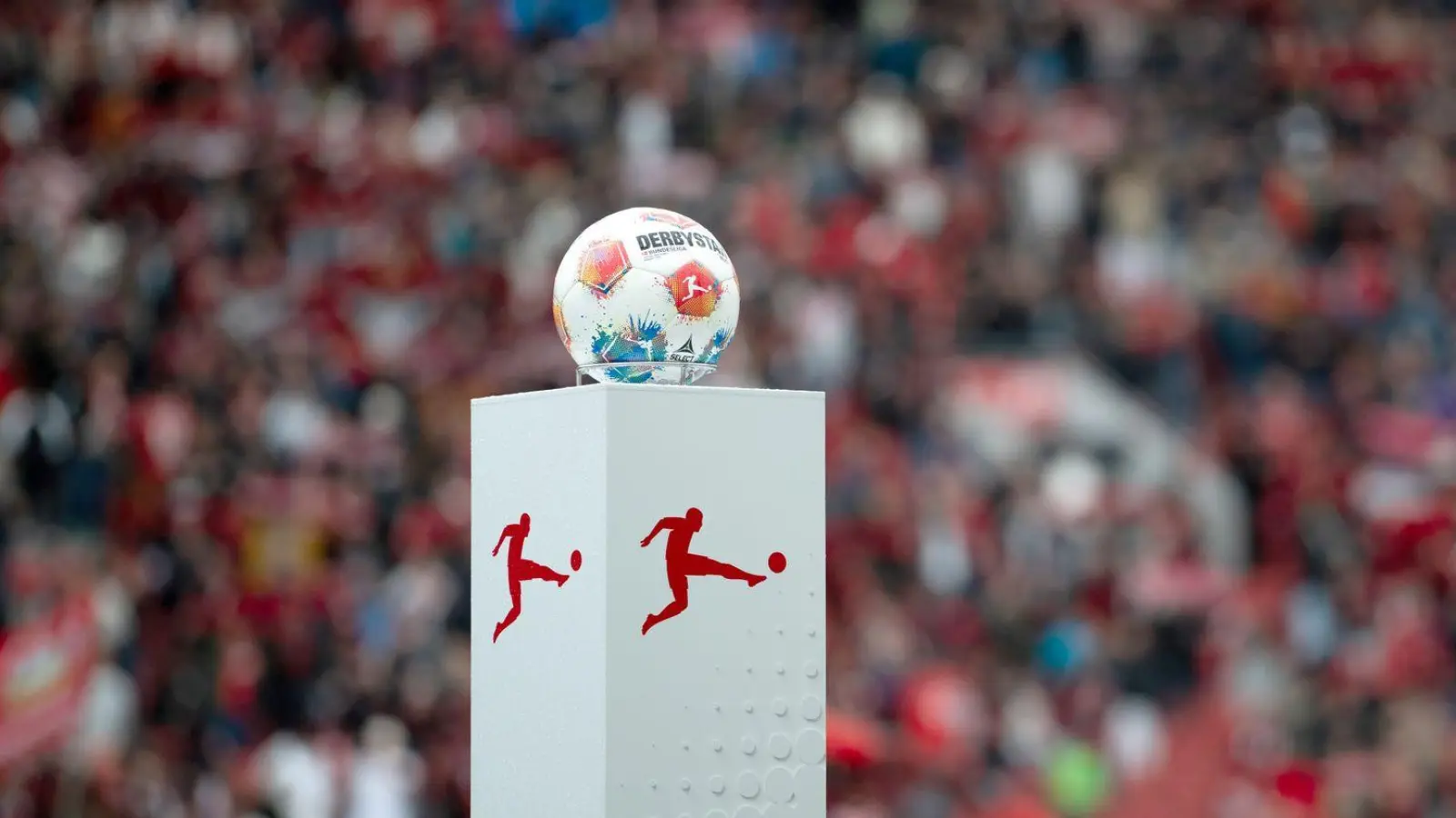 Die Bundesliga verzeichnet eine große Investitionslücke gegenüber anderen Top-Ligen (Archivbild).  (Foto: Fabian Strauch/dpa)