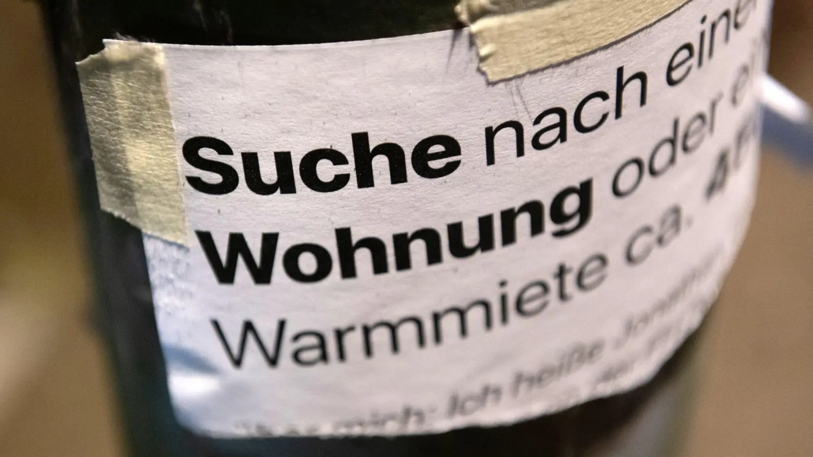 „Suche Wohnung“ steht auf dem Zettel an einer Laterne. (Foto: Paul Zinken/dpa)