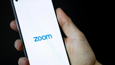 Sicherheitslücken: Zoom-User sollten so schnell wie möglich die aktualisierte, sichere Version des Programms installieren. (Foto: Fabian Sommer/dpa/dpa-tmn)