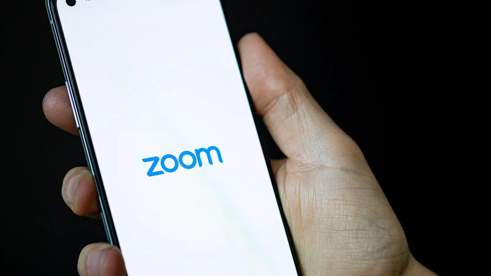 Sicherheitslücken: Zoom-User sollten so schnell wie möglich die aktualisierte, sichere Version des Programms installieren. (Foto: Fabian Sommer/dpa/dpa-tmn)