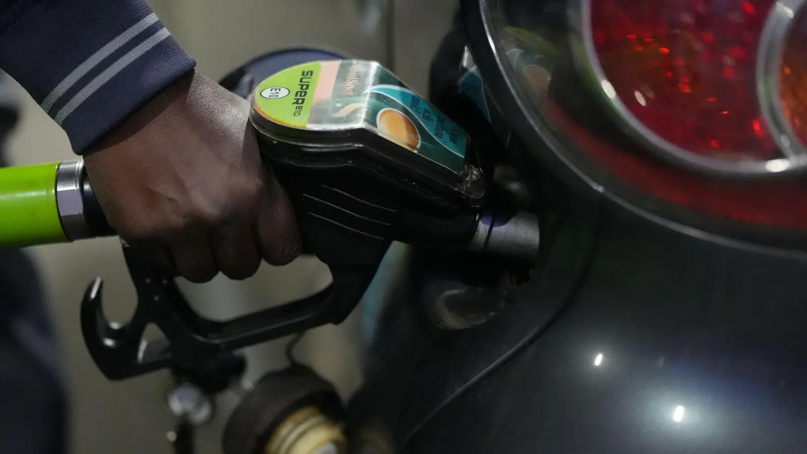 An den Tankstellen stiegen die Preise am Dienstag weiter. (Foto: Marcus Brandt/dpa)