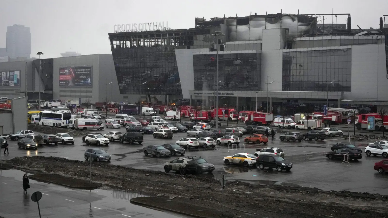 Fast 150 Menschen wurden bei dem Überfall auf die Moskauer Konzerthalle Crocus City Hall getötet. (Archivbild) (Foto: Alexander Zemlianichenko/AP/dpa)