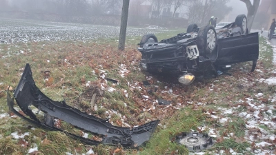Vermutlich wegen Glatteises überschlug sich am Dienstagmorgen ein junger Mann mit seinem Wagen auf der Kreisstraße von Deutenheim in Richtung Ezelheim. (Foto: Ulli Ganter)