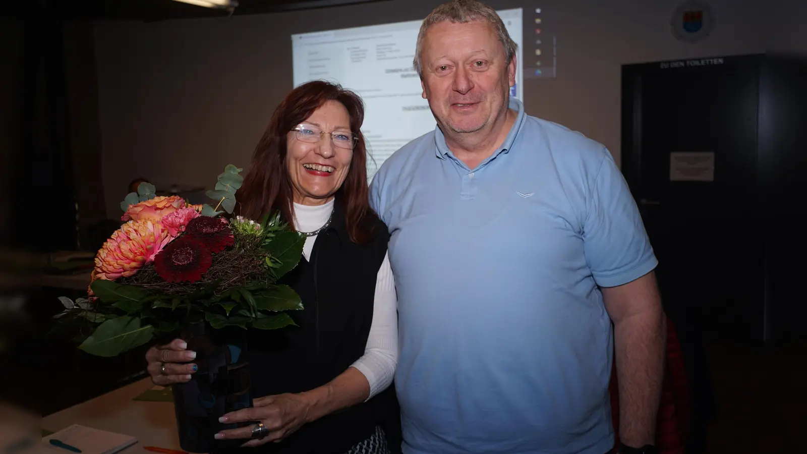 In der Gemeinderatssitzung am Tag danach gratulierte dem aktuellen Marktgemeinderatsmitglied Alexandra Zipfel, seiner Nachfolgerin, der amtierende Bürgermeister Uwe Emmert mit einem Blumenstrauß. (Foto: Heinz Wraneschitz)