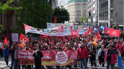 Nach Angaben der IG Metall beteiligten sich in Berlin rund 1.700 Beschäftigte aus mehr als 40 Betrieben. (Foto: Sven Kaeuler/dpa)
