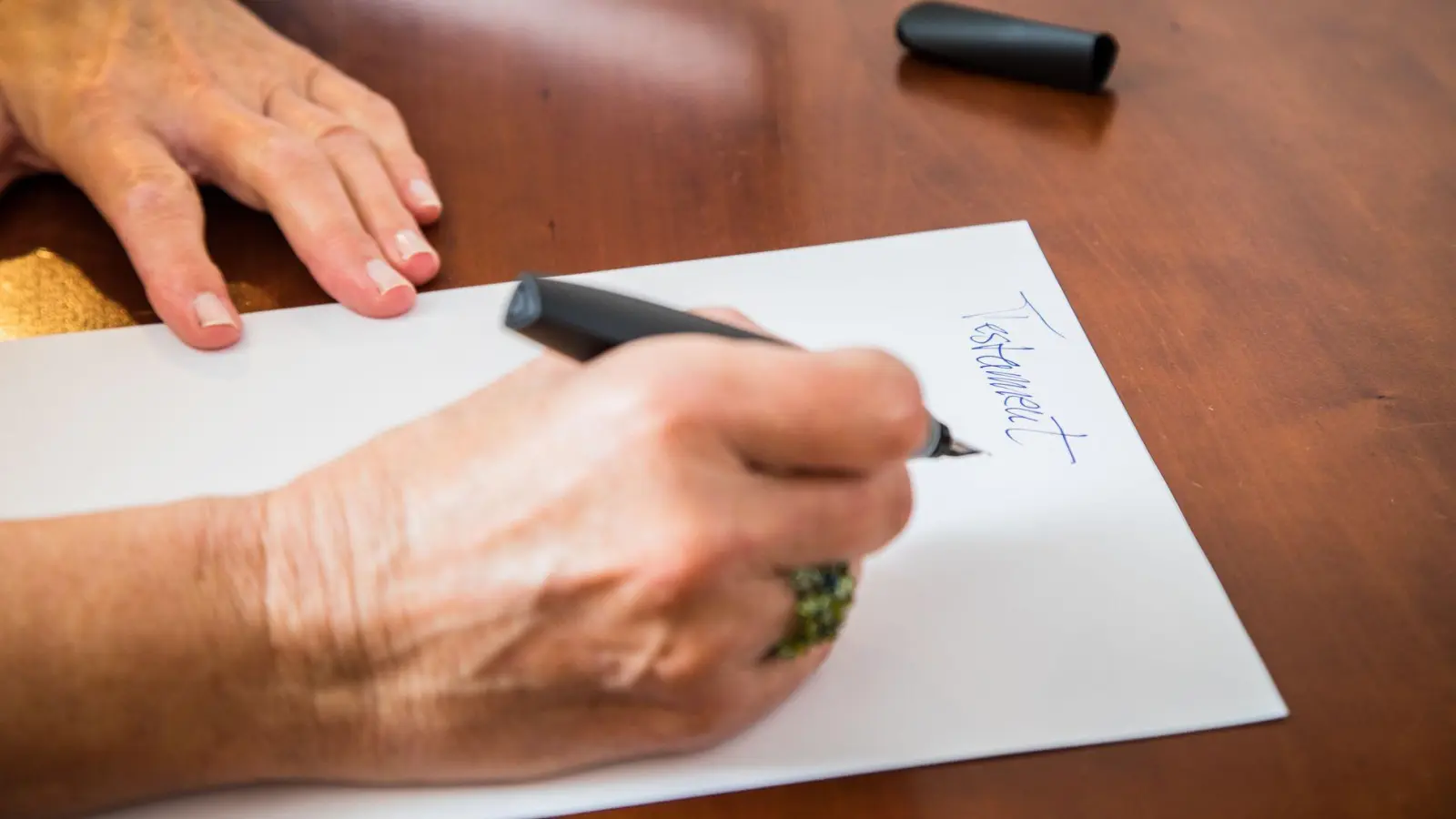 Eine krakelige Wellenlinie genügt als Unterschrift unter einem Testament nicht - eine erkennbare Buchstabenstruktur muss die Signatur schon haben. (Foto: Christin Klose/dpa-tmn)