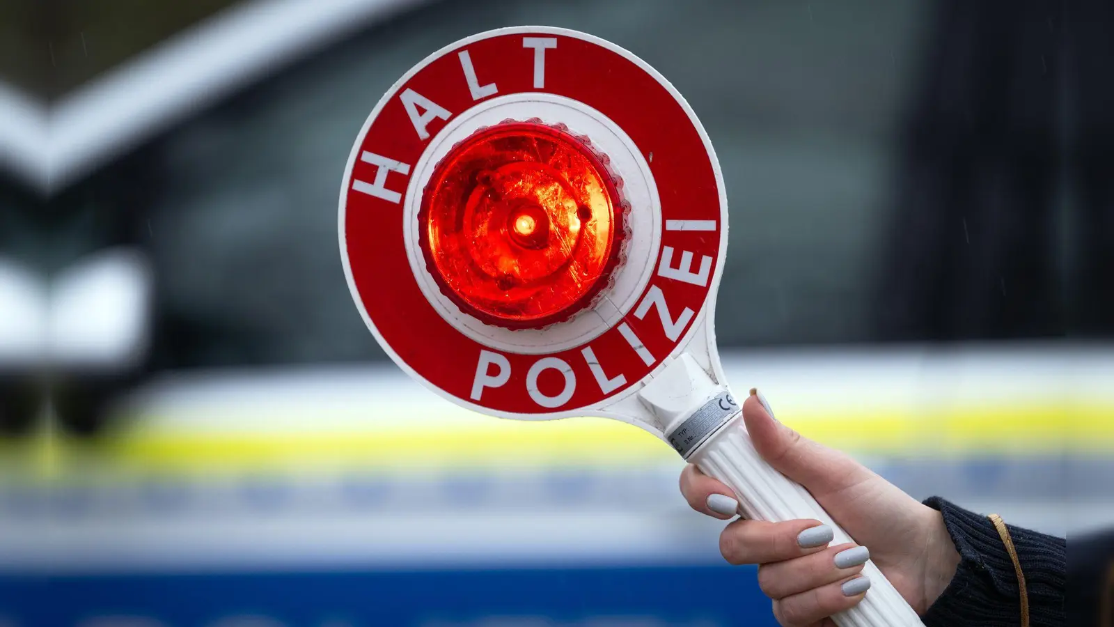 Polizeieinsatz in Ingolstadt: Ein Betrunkener war in einem Auto mit nur drei Reifen unterwegs. (Symbolbild) (Foto: Soeren Stache/dpa)