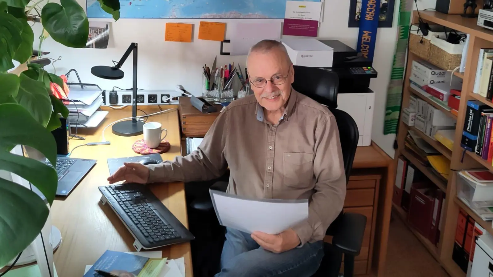 Uwe Kekeritz im Arbeitszimmer seines Hauses im Uffenheimer Ortsteil Custenlohr: Die Weltkarte an der Wand könnte im Falle seiner Wahl durch eine Landkreiskarte ersetzt werden. (Foto: Martin Weidt)