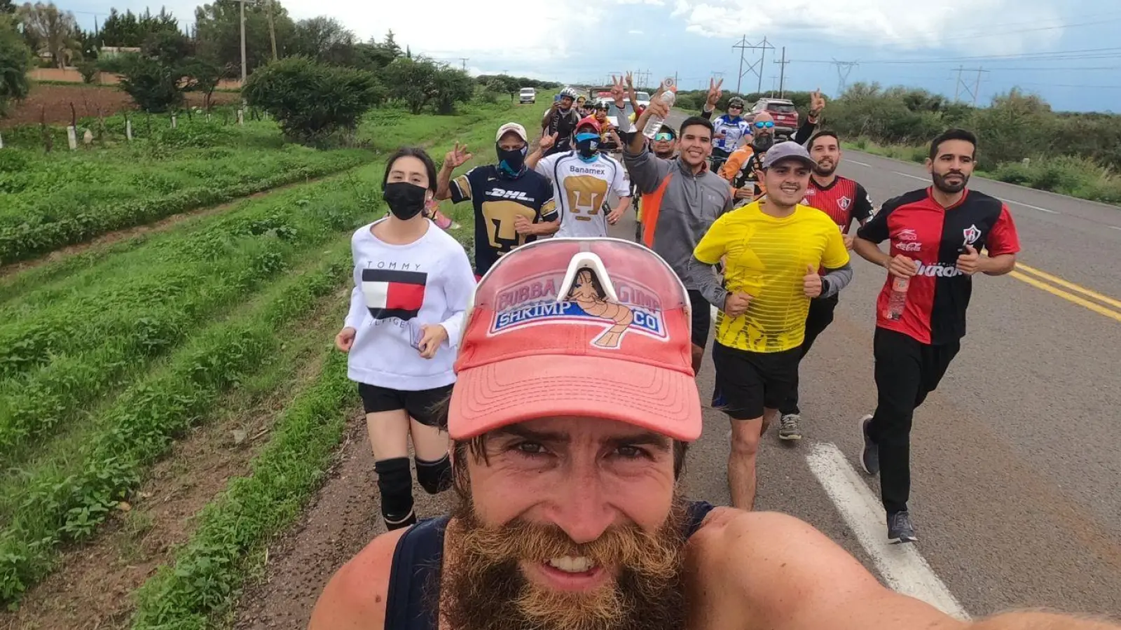 Jonas Deichmann, deutscher Extremsportler, fotografiert sich während eines Laufes selbst (Aufnahmeort unbekannt). (Foto: Jonas Deichmann/Jonas Deichmann/dpa)