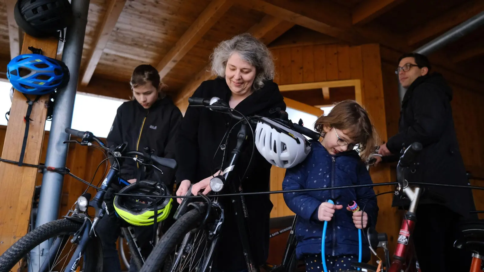 Mit ihren Rädern fahren Jasper (l-r), Iris, Martje und Björn Kropp auch zum Zelten an die Nordsee. (Foto: Markus Hibbeler/dpa-tmn)