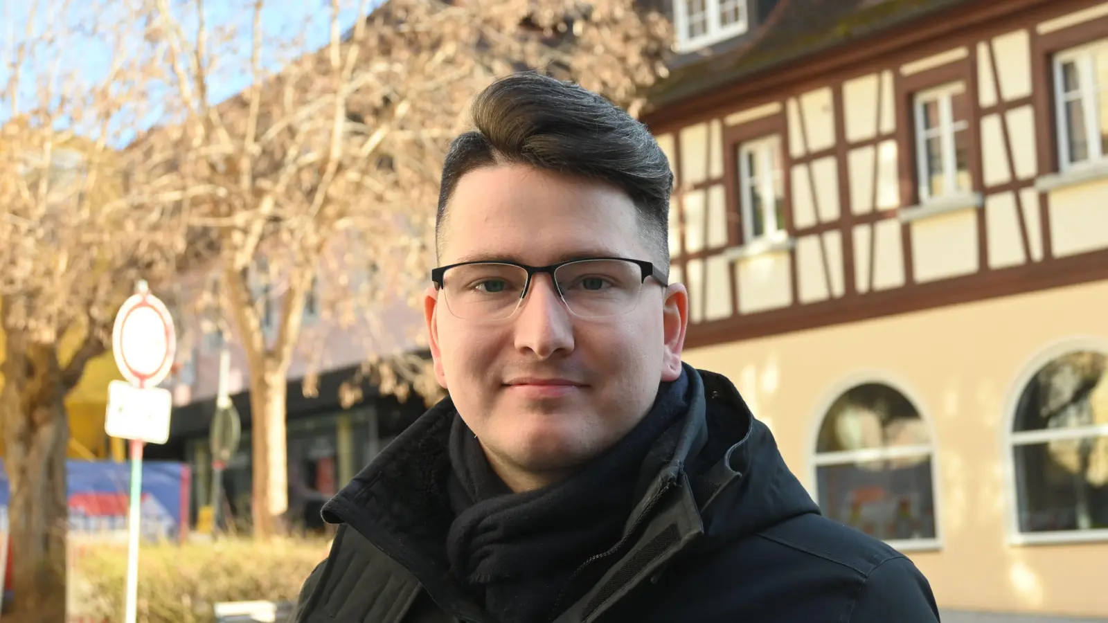 Bastian Treuheit (im Foto am Kornmarkt in Bad Windsheim) tritt für die AfD im Wahlkreis Fürth als Direktkandidat an. (Foto: Andreas Reum)