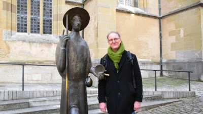 Gäste- und Pilgerpfarrer Dr. Oliver Gußmann vor der Jakobskirche, dem Punkt, von dem aus viele Pilgernde starten und sich beim heiligen Jakobus nochmal einen Segen abholen. (Foto: Irmeli Pohl)