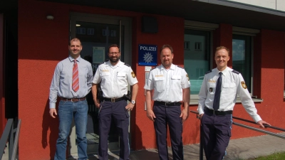 Der bisherige stellvertretende Leiter der PI, Daniel Rotter, hat bei der Kriminalpolizei eine neue Aufgabe. Sein Nachfolger ist Marcus Breiden. Unser Foto zeigt die beiden mit Dienststellenleiter Peter Wack und Peter Eberl, der der Dienstelle vorübergehend zugeordnet war (von links). (Foto: Markus Weinzierl)