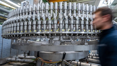 Die bayerische Metall- und Elektroindustrie ist auf Talfahrt. (Archivbild) (Foto: Armin Weigel/dpa)