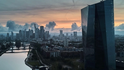 Die EZB hat den Einlagenzins in Serie gesenkt, die Inflation ist abgeflaut (Foto: Michael Probst/AP/dpa)