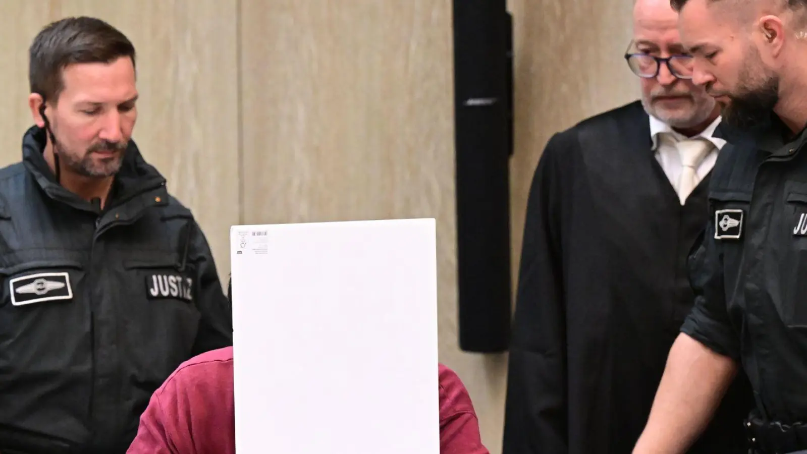 Bei der Fahrt Anfang März war der Angeklagte laut Staatsanwaltschaft gezielt auf Menschen zugefahren. Eine 83-jährige Frau und ein 54-jähriger Mann wurden getötet. (Archivbild) (Foto: Bernd Weißbrod/dpa)