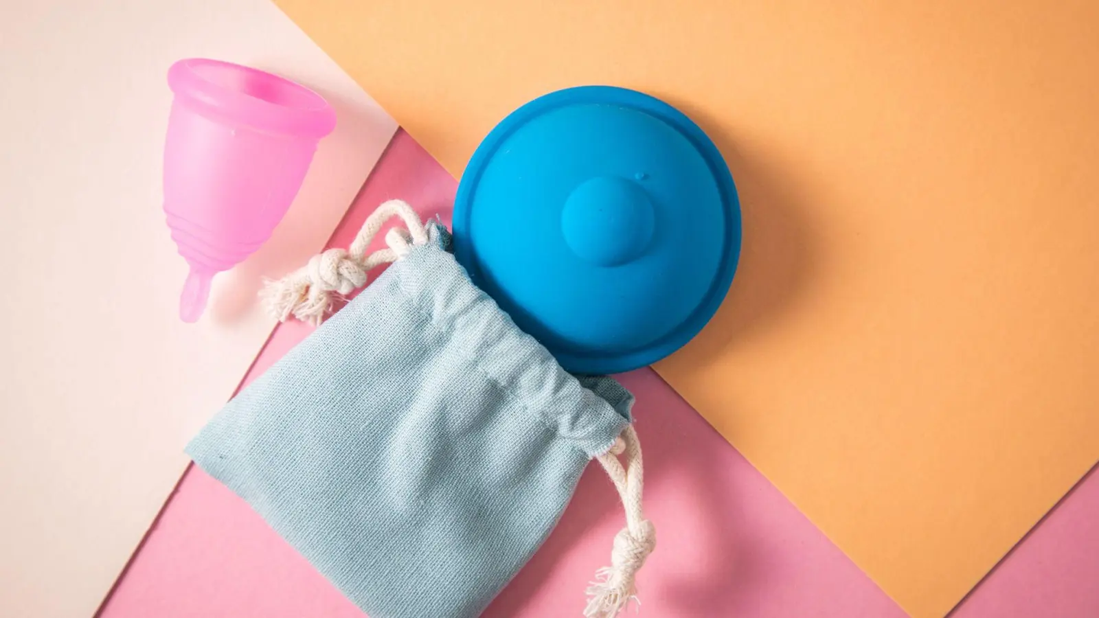 Eine Menstruationsdisc ist eine flachere Variante der Menstruationstasse.  (Foto: Christin Klose/dpa-tmn)