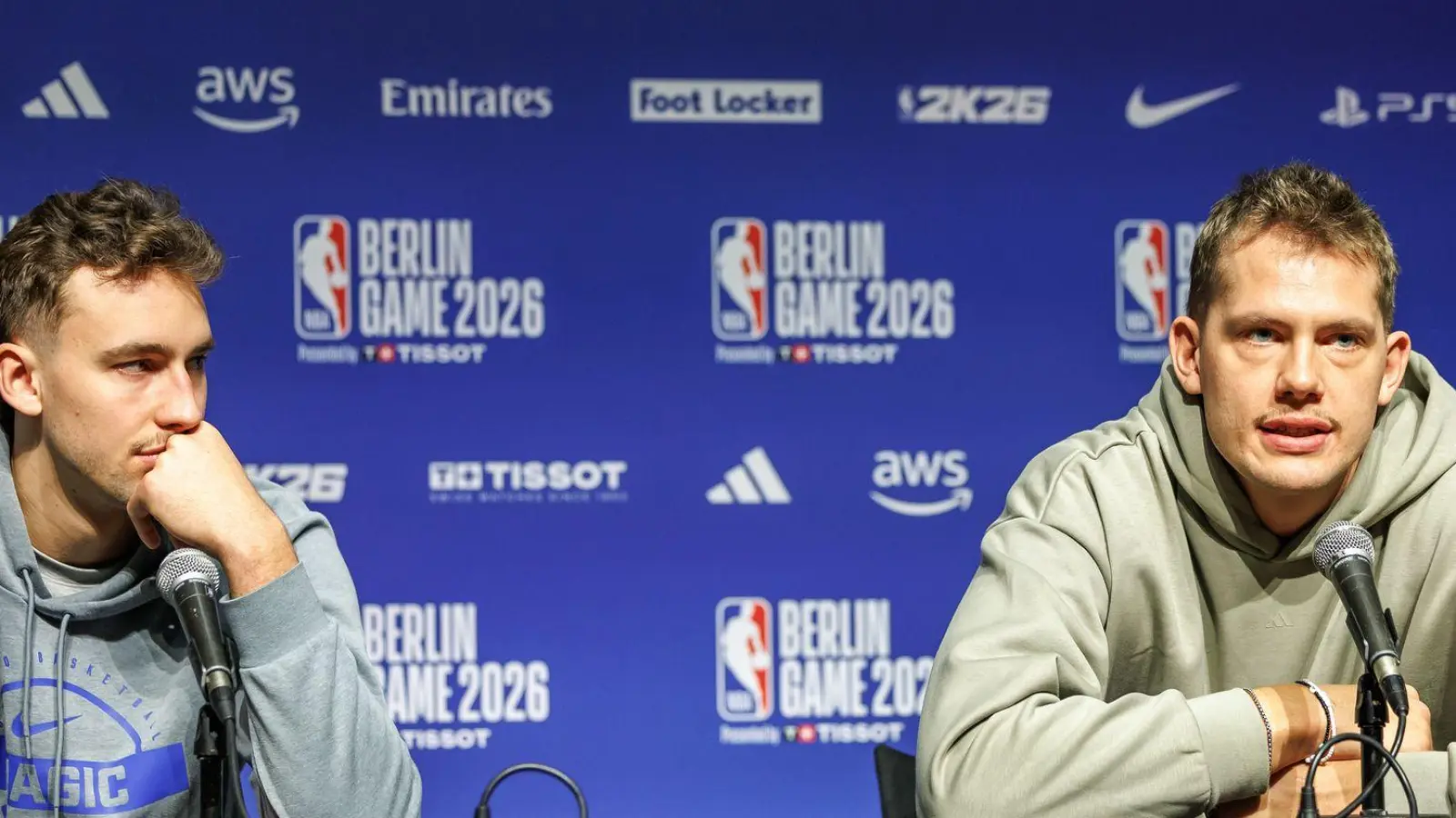 Die Brüder hoffen auf einen gemeinsamen Einsatz in ihrer Heimat. (Foto: Andreas Gora/dpa)