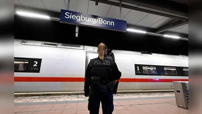 Bei der Ankunft im Bahnhof Siegburg/Bonn wurde der 20-Jährige von der Bundespolizei aus dem ICE gezogen. (Foto: Roberto Pfeil/dpa)