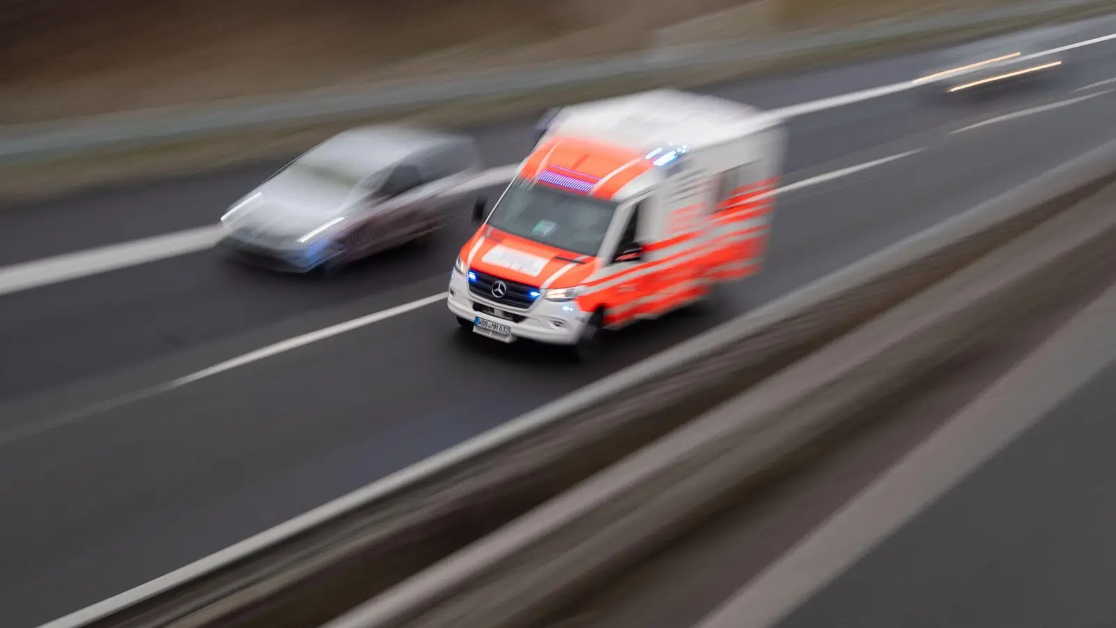 Bei dem Unfall wurde ein Fahrer lebensgefährlich verletzt (Illustration). (Foto: Julian Stratenschulte/dpa)